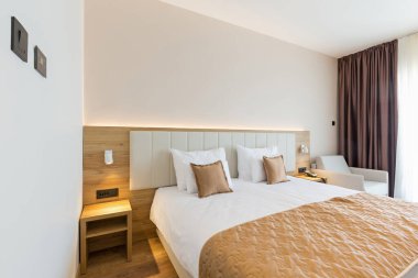 Lüks bir otel odasının içinde.