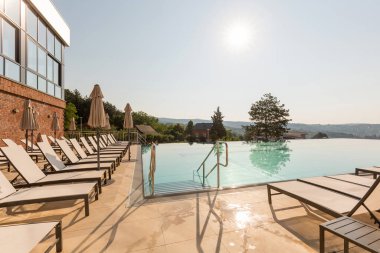 Modern bir otelde açık havuz.