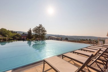 Modern bir otelde açık havuz.