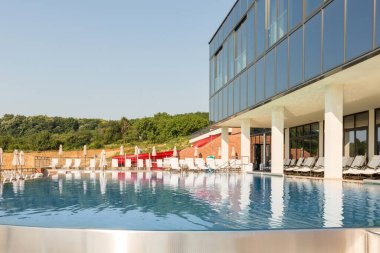 Modern bir otelde açık havuz.