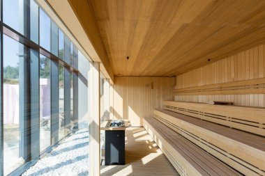 Otel tesisinde bir saunanın içinde.