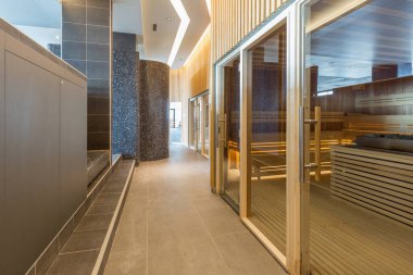 Otel tesisinde bir saunanın içinde.