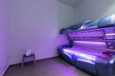 Otel kaplıcasında güneşlenme salonu.