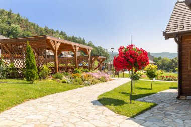Tahta bir yaz bahçesi restoranı, güzel bir doğa.