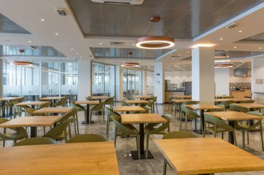 Boş bir otel restoranının içinde.