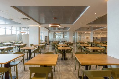 Boş bir otel restoranının içinde.