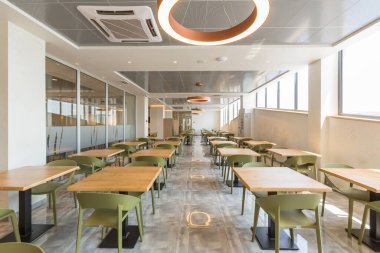 Boş bir otel restoranının içinde.