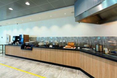 Büyük bir otelde self-servis restoranı.