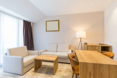 Bir otel odası, çalışma alanı.