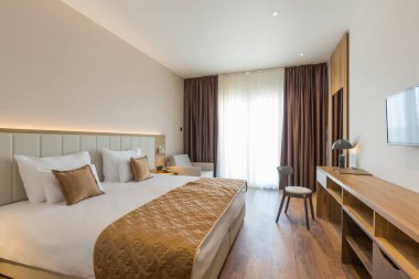 Lüks bir otel odasının içinde.