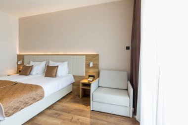 Lüks bir otel odasının içinde.