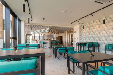 Bir otelin lobi kafe barının içinde.