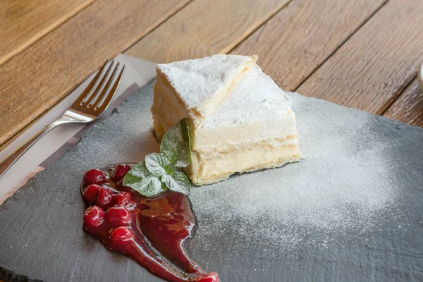 Sahnetorte Auf Schwarzem Stein Serviert Mit Minzblättern Und Fruchtmarmelade — Stockfoto