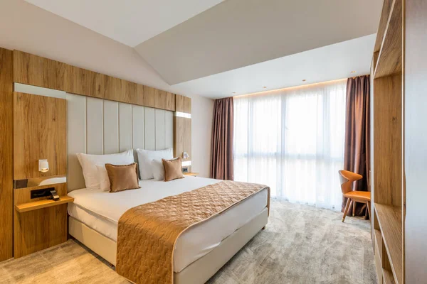 Lüks bir otel odasının içinde.