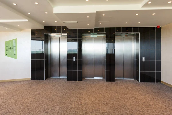Hotellets Lobby Med Hiss Dörrar — Stockfoto