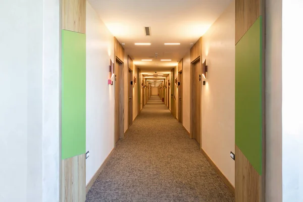長いホテルの廊下の戸口のインテリア — ストック写真