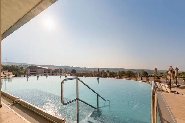 Piscine Extérieure Dans Hôtel Moderne — Photo