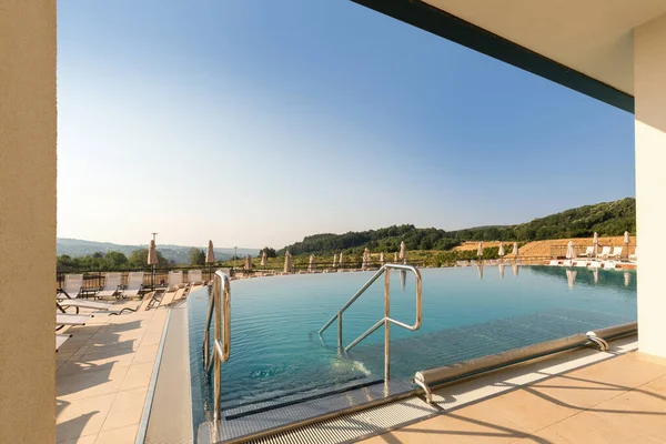 Piscine Extérieure Dans Hôtel Moderne — Photo