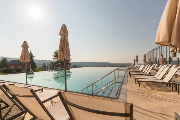 Piscine Extérieure Dans Hôtel Moderne — Photo