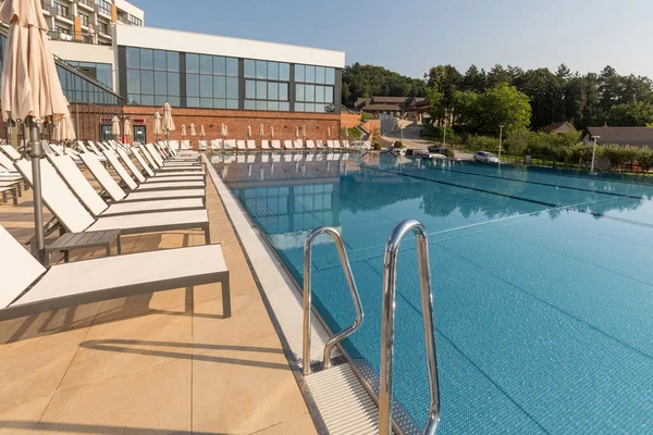 현대식 호텔에 수영장 — 스톡 사진