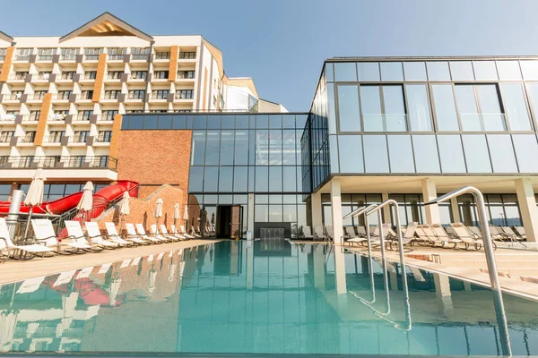 Piscine Extérieure Dans Hôtel Moderne — Photo