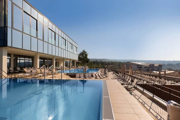 Piscine Extérieure Dans Hôtel Moderne — Photo