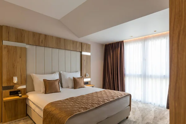 高級ホテルのベッドルームのインテリア — ストック写真