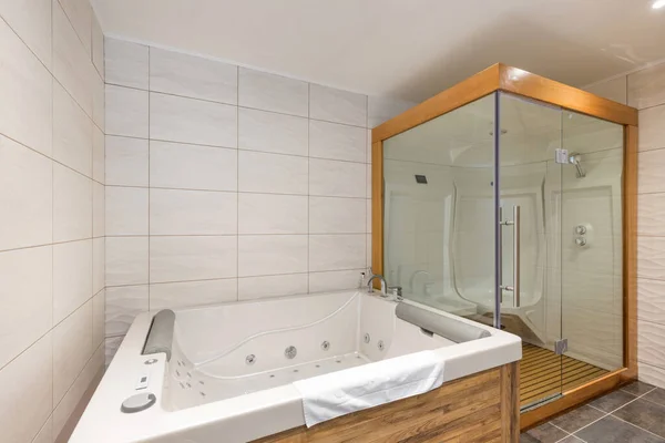 욕실의 내부에는 수세식 욕조와 샤워실 — 스톡 사진