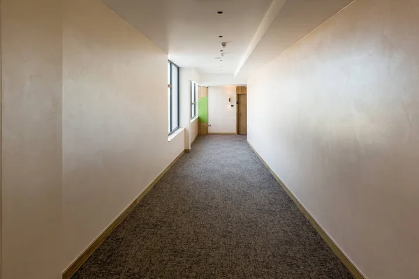 一个长旅馆走廊门口的内部 — 图库照片