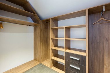 Boş depo dolabı vestiyer iç organizasyonu raflar, asma raylar ve ayakkabı rafları