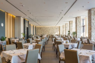 Boş bir otel restoranının içinde.