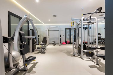 İçinde ekipman olan bir otel salonu.