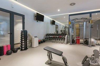 İçinde ekipman olan bir otel salonu.