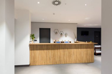 Güzellik salonunda bir bekleme odasının içinde.