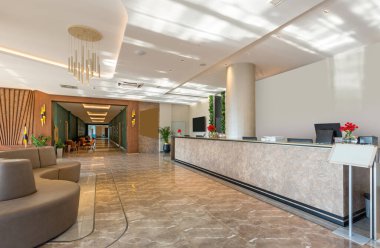 Resepsiyonlu bir otel lobisinin içi.