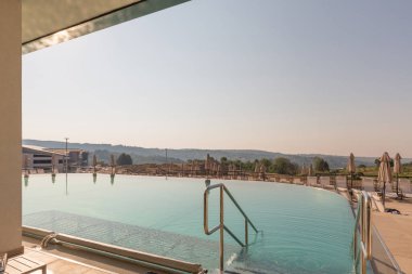 Modern bir otelde açık havuz.