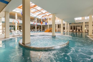 Otel spa ve sağlık merkezinde kapalı yüzme havuzu