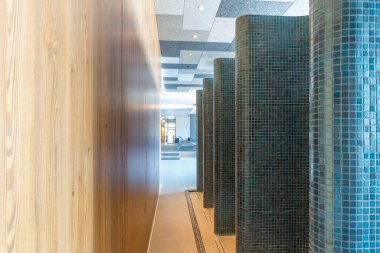 Otel spa ve sağlık merkezinde duşlar.