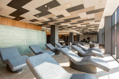 Sağlık merkezinde sıcak taş mozaik güneşlik yatakları