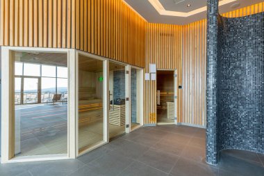 Otel tesisinde sıcak taş bir saunanın içinde.