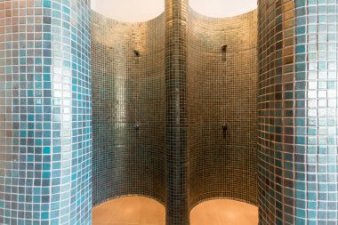 Otel spa ve sağlık merkezinde duşlar.