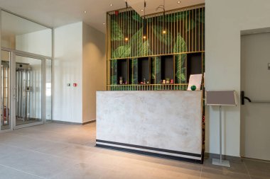 Güzellik salonunda bir bekleme odasının içinde.