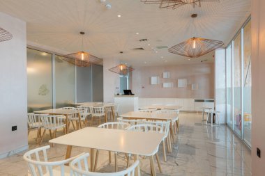 Coronavirus pandemi yüzünden boş bir otel restoranının içinde.