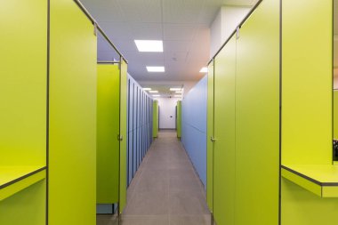 Kapalı bir yüzme havuzu ve soyunma odası.