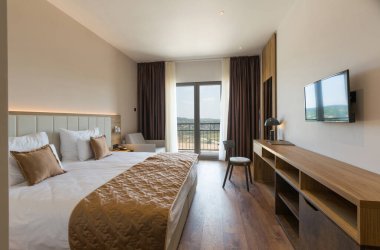 Lokanta masasında servis edilen çikolatalı kek ve kahve.