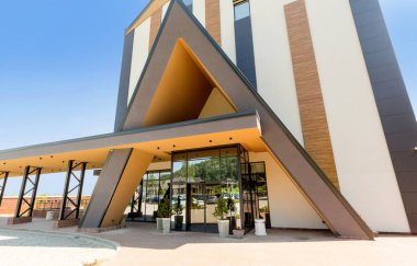 Yazın bir dağ oteline giriş.