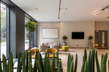 Boş, modern bir otelin lobi barı.