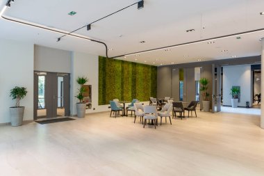 Boş, modern bir otelin lobi barı.