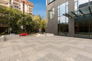 Otel girişinin önündeki kaldırım taşlı alanda.