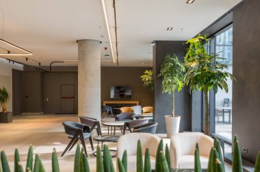 Boş bir otel lobisinin içinde.